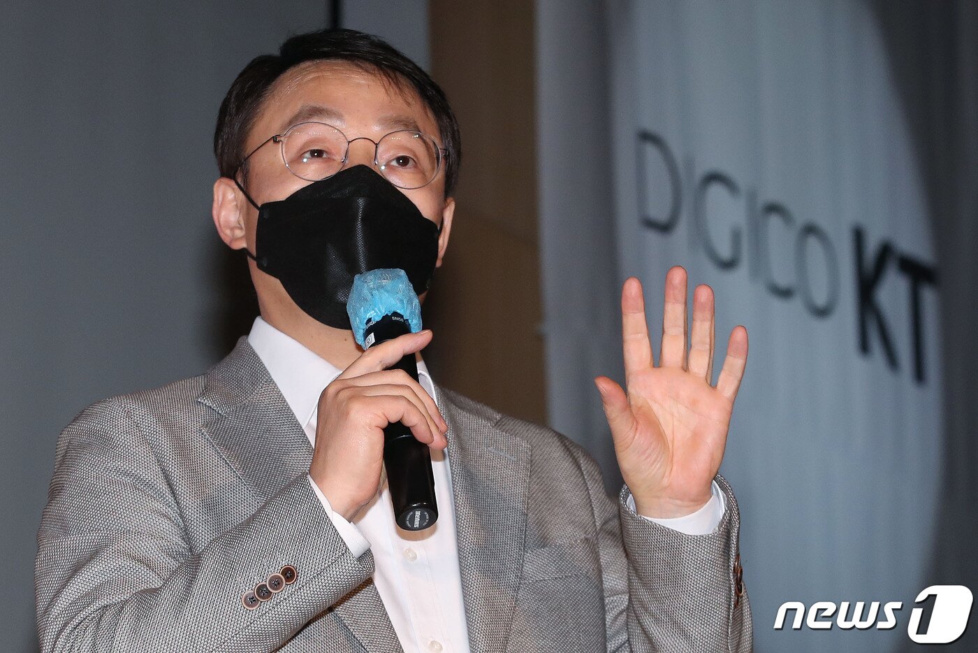 본문 이미지 - 구현모 KT 대표가 23일 오전 서울 종로구 광화문 KT스퀘어에서 KT 그룹 미디어콘텐츠 사업 전략 발표를 하고 있다.  2021.3.23/뉴스1 ⓒ News1 이승배 기자