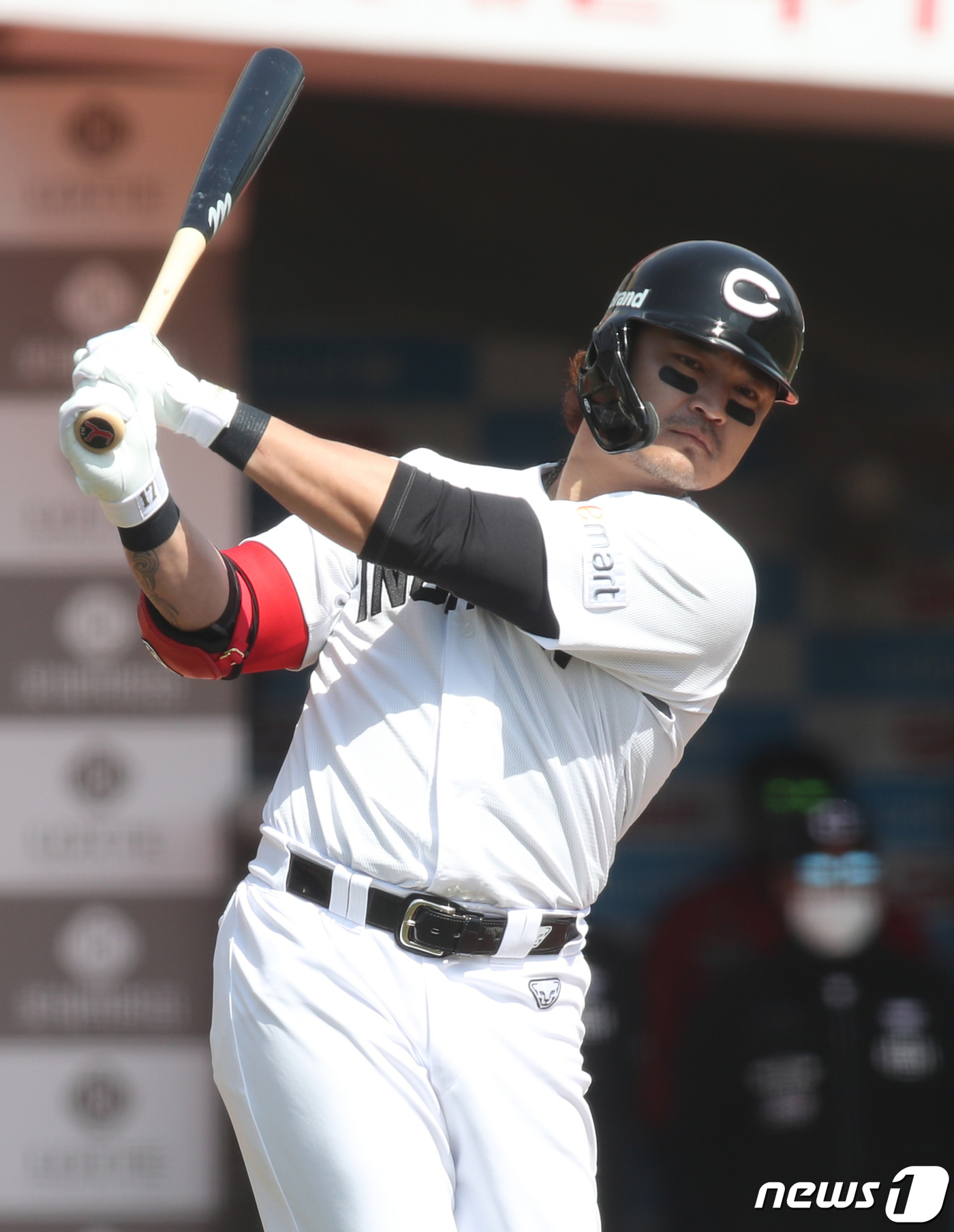 (부산=뉴스1) 여주연 기자 = 23일 오후 부산 사직야구장에서 열린 프로야구 2021시즌 첫 시범경기 롯데 자이언츠와 SSG 랜더스 경기에서 1회초 2사 주자 없는 상황 SSG …