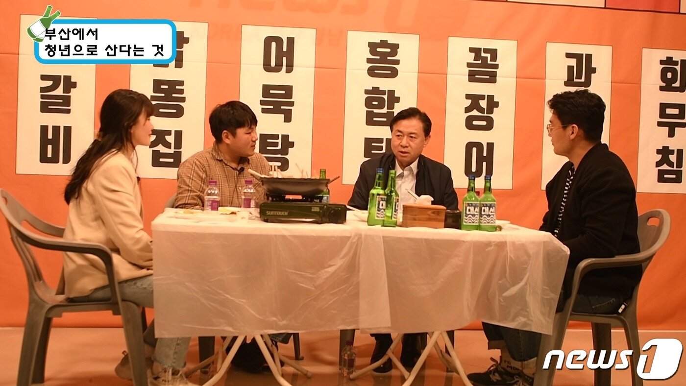 본문 이미지 - 김영춘 더불어민주당 부산시장 후보가 21일 동래구 뉴스1부산경남 오픈스튜디오에서 '부산에서 청년들이 산다는 건'이라는 주제로 청년들과 이야기를 나누고 있다.ⓒ 뉴스1