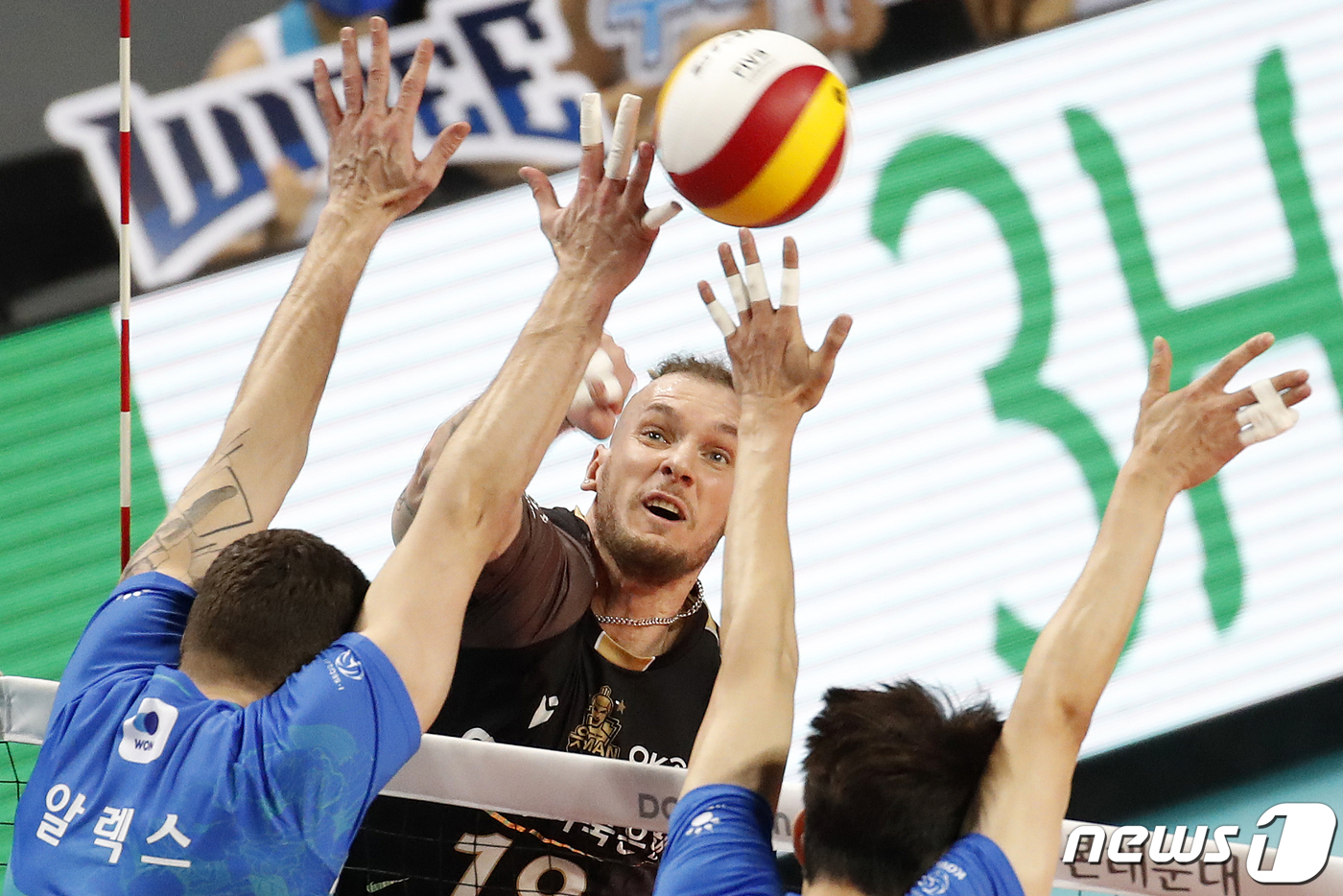 (서울=뉴스1) 이승배 기자 = 석진욱 OK금융그룹 감독이 23일 오후 서울 중구 장충체육관에서 열린 프로배구 2020-2021 도드람 V-리그 우리카드와 OK금융그룹의 경기에서 …