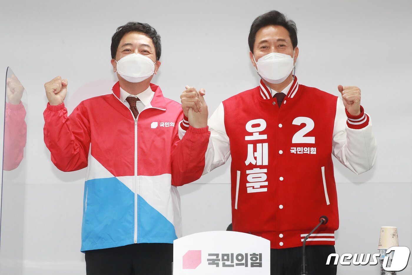 본문 이미지 - 오세훈 국민의힘 서울시장 후보와 금태섭 공동선거대책위원장이 지난 3월24일 오전 서울 여의도 중앙당사에서 열린 선거대책위원회 회의에서 기념촬영을 하고 있다. 2021.3.24/뉴스1 ⓒ News1 성동훈 기자