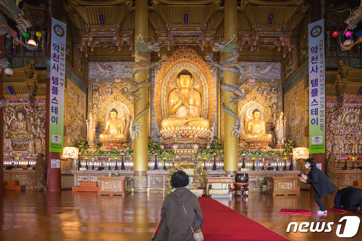 본문 이미지 - 동양 최대규모의 단일법당인 제주 약천사 대적광전의 내부 전경이다. 주불 비로자나불은 높이가 4.8m 좌대까지 합하면 6.8m에 이르는 대형 불상이다. 2021.3.24/뉴스1 ⓒ News1 박정환 문화전문기자
