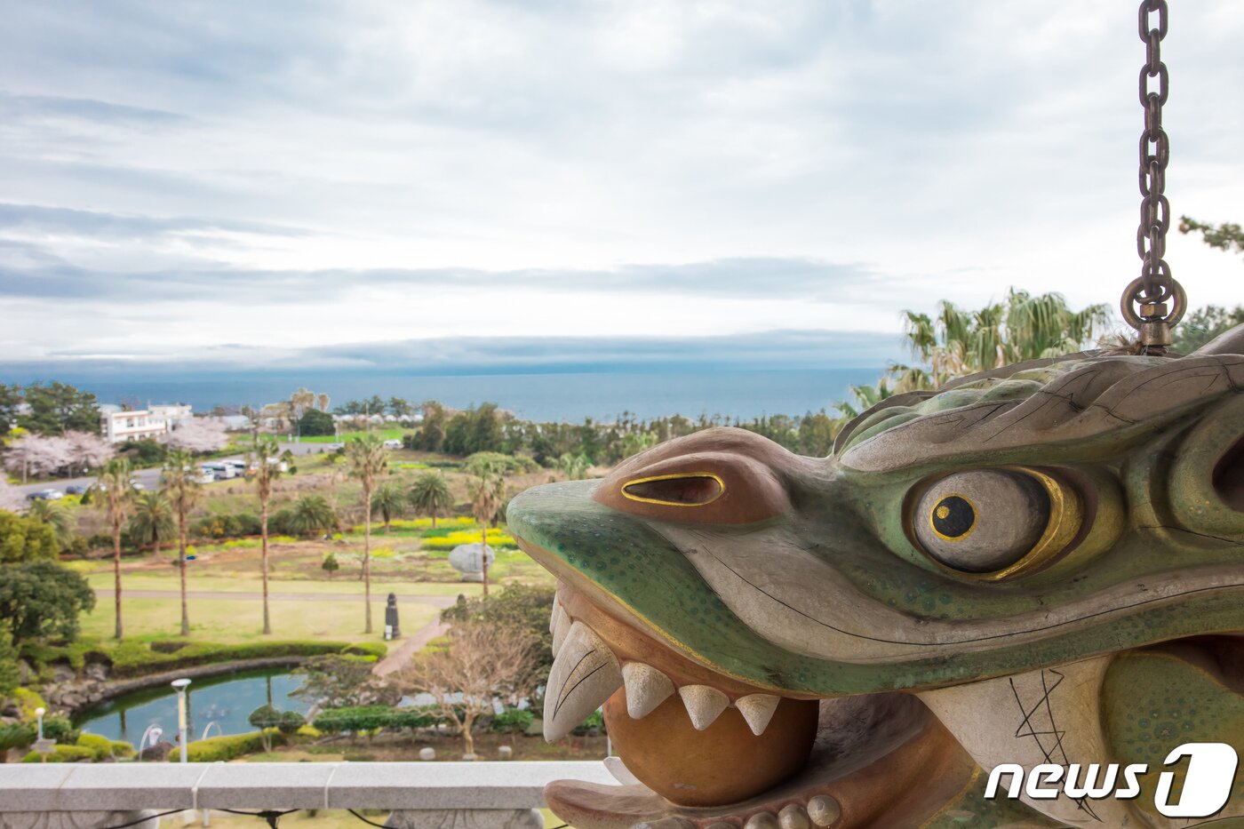 본문 이미지 - 서귀포앞바다가 제주 중문단지 인근 약천사 앞에서 펼쳐져 있다. 약천사 대적광전은 단일법당으로 동양 최대 크기를 자랑한다. 대적광전은 대지 3380㎡(1043평)에 지붕까지의 높이가 아파트 10층에 해당하는 29.5m에 이른다. 2021.3.24/뉴스1 ⓒ News1 박정환 문화전문기자