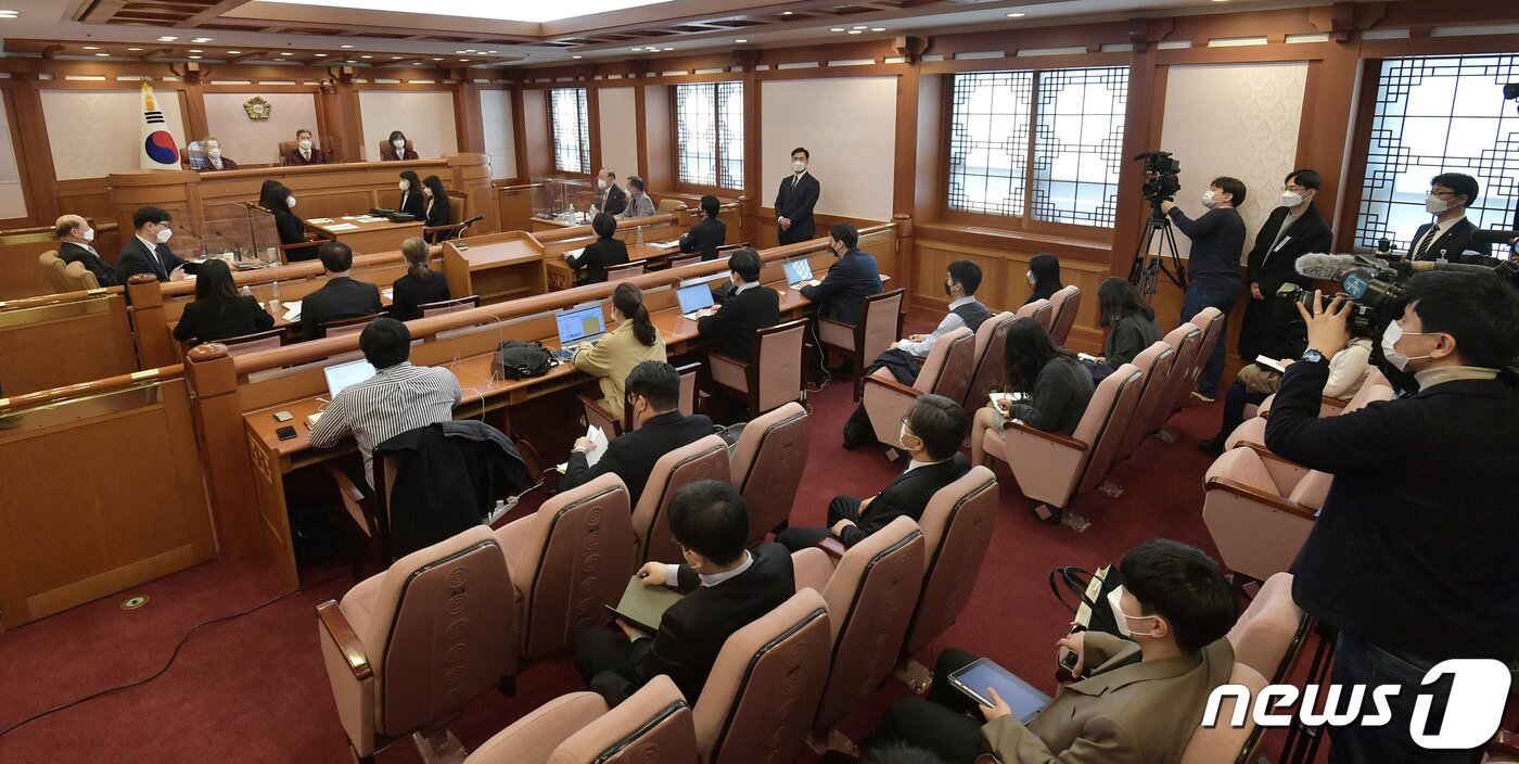 본문 이미지 - 임성근 전 부장판사의 탄핵 심판 변론준비기일이 24일 이석태, 이영진, 이미선 재판관이 참석한 가운데 서울 종로구 헌법재판소 소심판정에서 열리고 있다. 2021.3.24/뉴스1 ⓒ News1 사진공동취재단