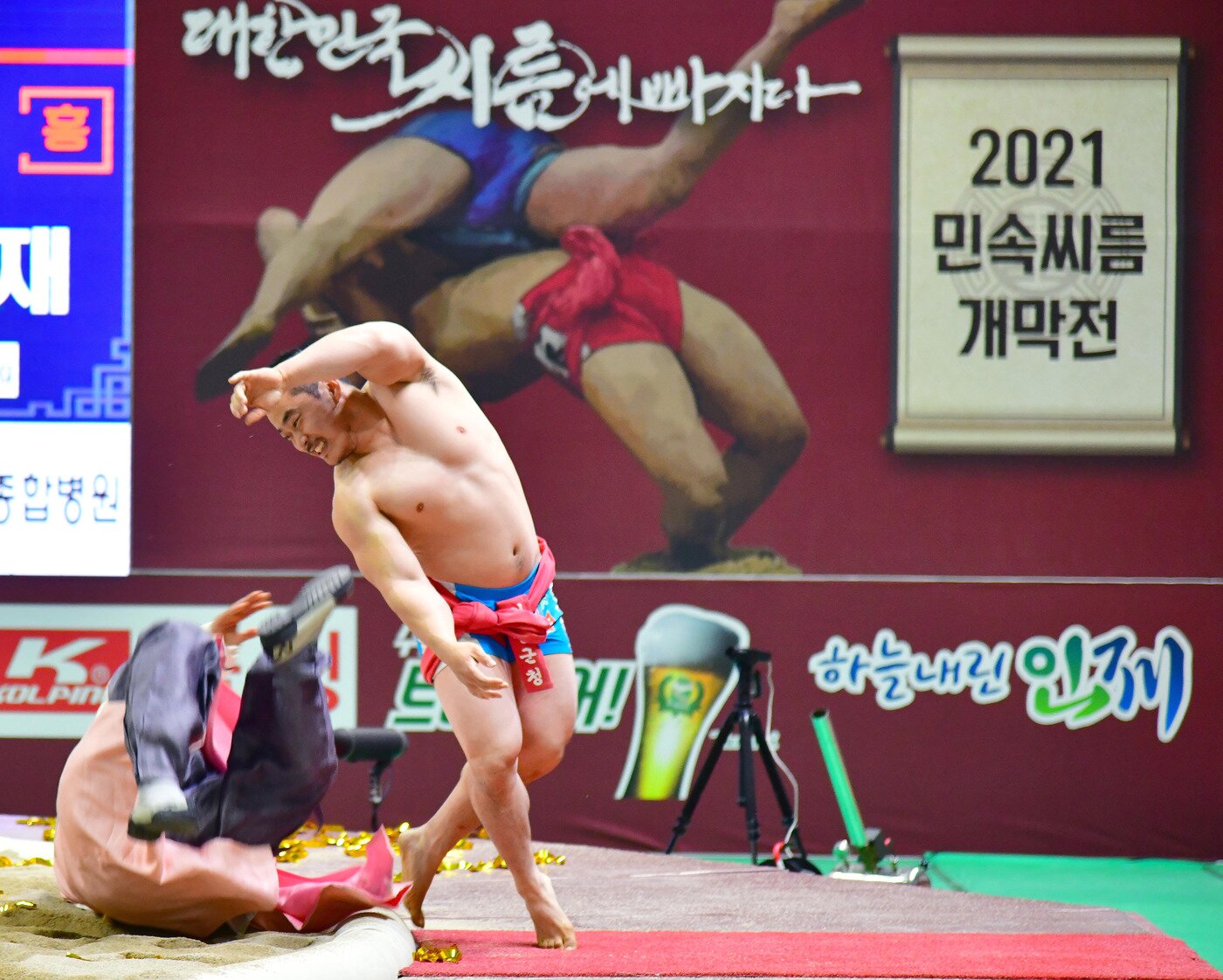 본문 이미지 - 24일 강원도 인제군 원통체육관에서 열린 '위더스제약 2021 하늘내린 인제장사씨름대회'에서 태백장사(80kg이하)에 등극한 윤필재(의성군청)가 우승 직후 배용수 감독을 모래판에 집어던지는 세리머니를 펼치고 있다. (대한씨름협회 제공) 2021.3.24/뉴스1