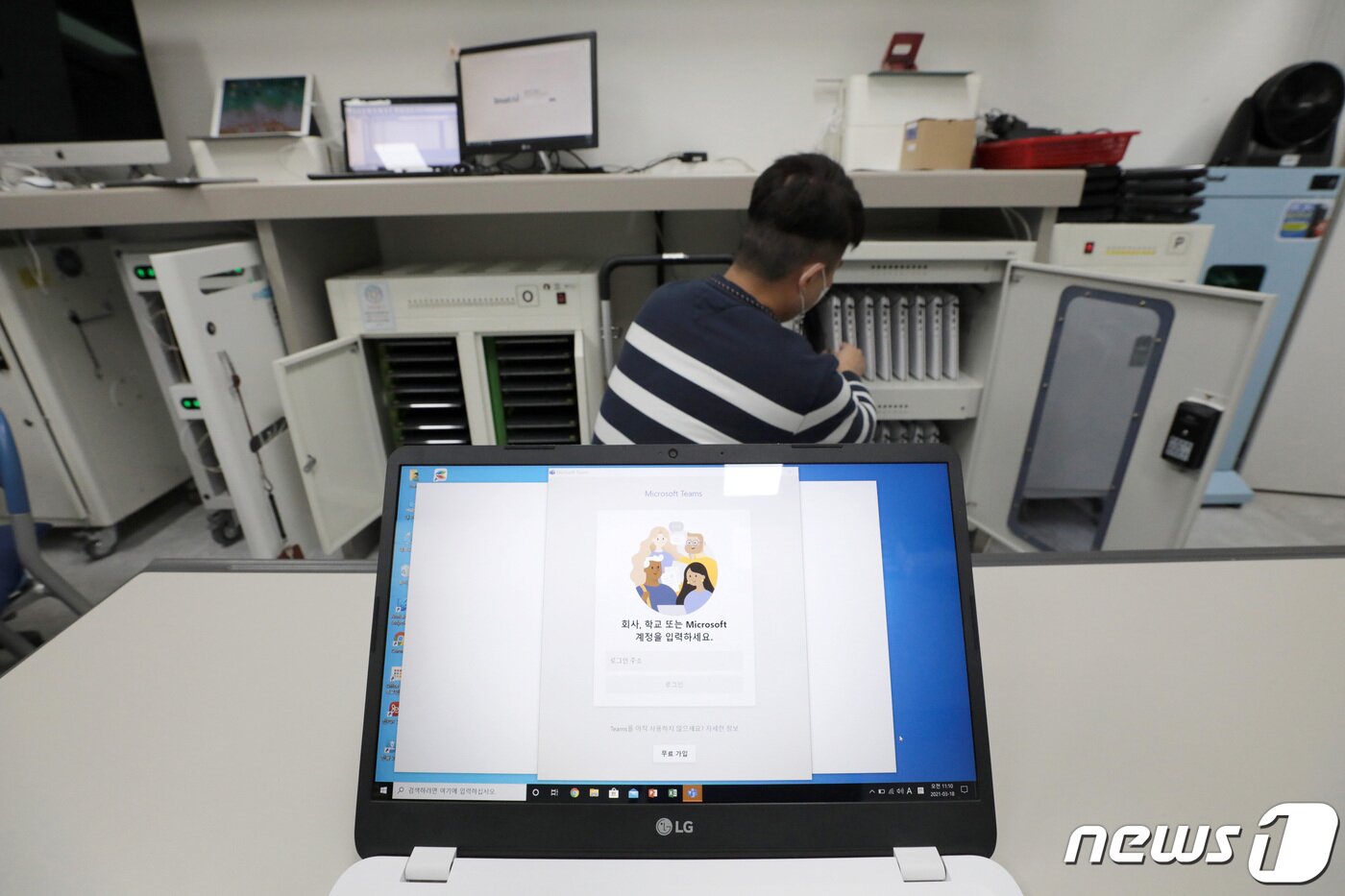 본문 이미지 - 최윤우 창덕여중 테크매니저가 교내 테크센터에서 스마트기기를 정비하고 있다. 2021.3.18/뉴스1 ⓒ News1 이성철 기자