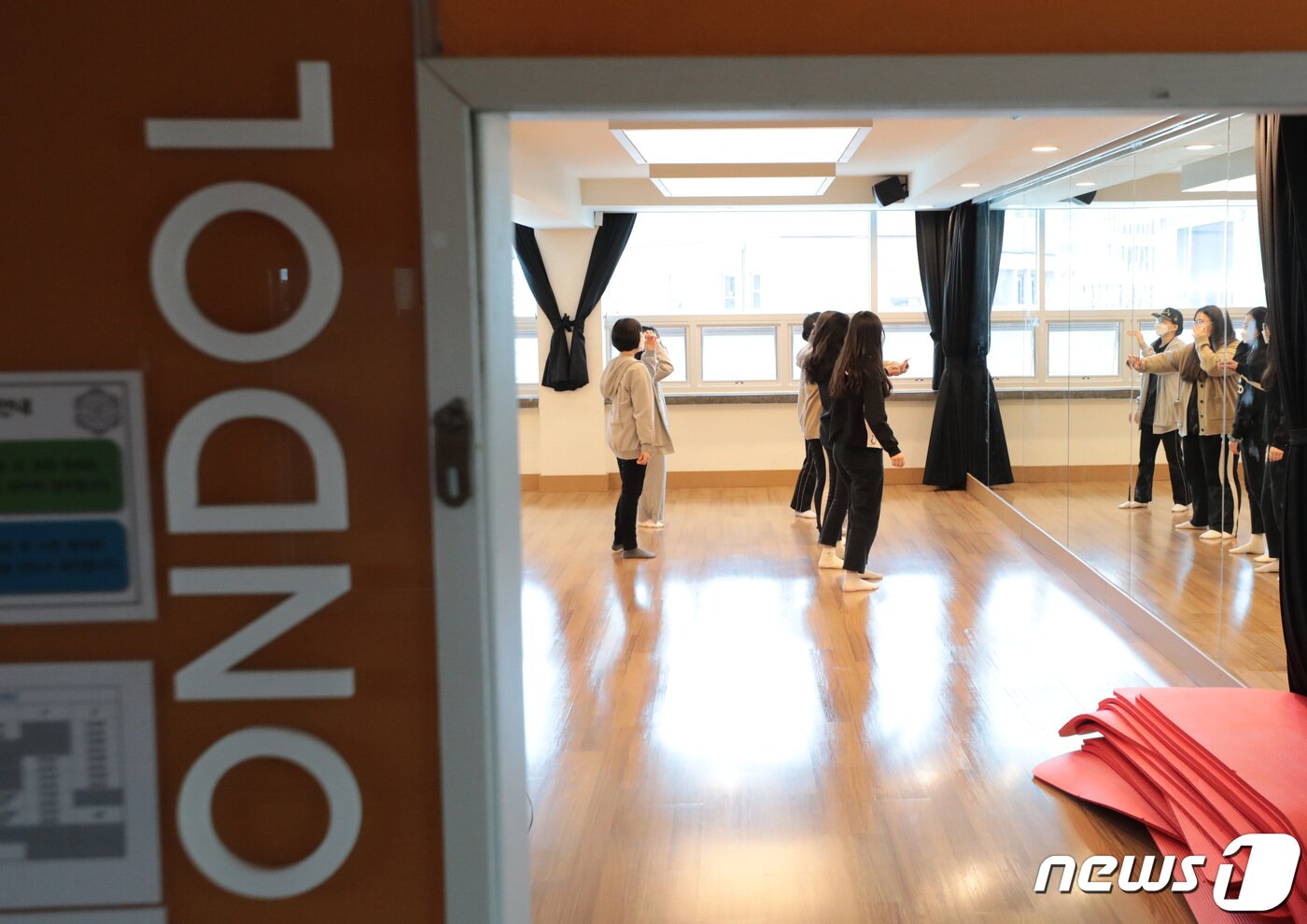 본문 이미지 - 창덕여중 '온돌방'에 학생들이 신발을 벗고 올라가 체육 활동을 하고 있다. 2021.3.18/뉴스1 ⓒ News1 이성철 기자