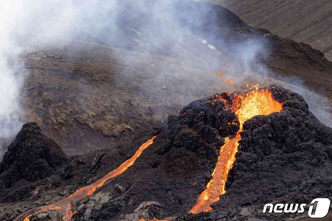 2021년 3월20일 아이슬란드 레이캬네스 반도에서 화산이 폭발해 용암이 흘러나오고 있다.  2021.03.20 © 로이터=뉴스1 © News1 원태성 기자