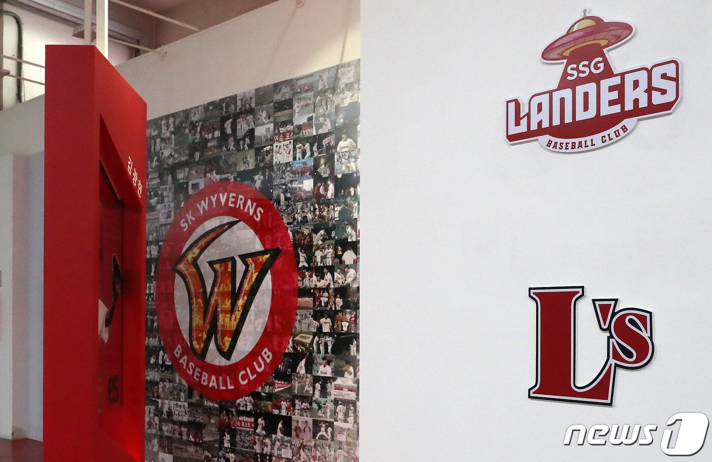 본문 이미지 - 25일 오후 2021 KBO리그 시범경기 SSG랜더스와 삼성라이온즈의 경기가 열리는 인천 SSG랜더스필드에 SK와이번스 조형물과 SSG랜더스 백보드가 나란히 설치되어 있다. 2021.3.25/뉴스1 ⓒ News1 김진환 기자