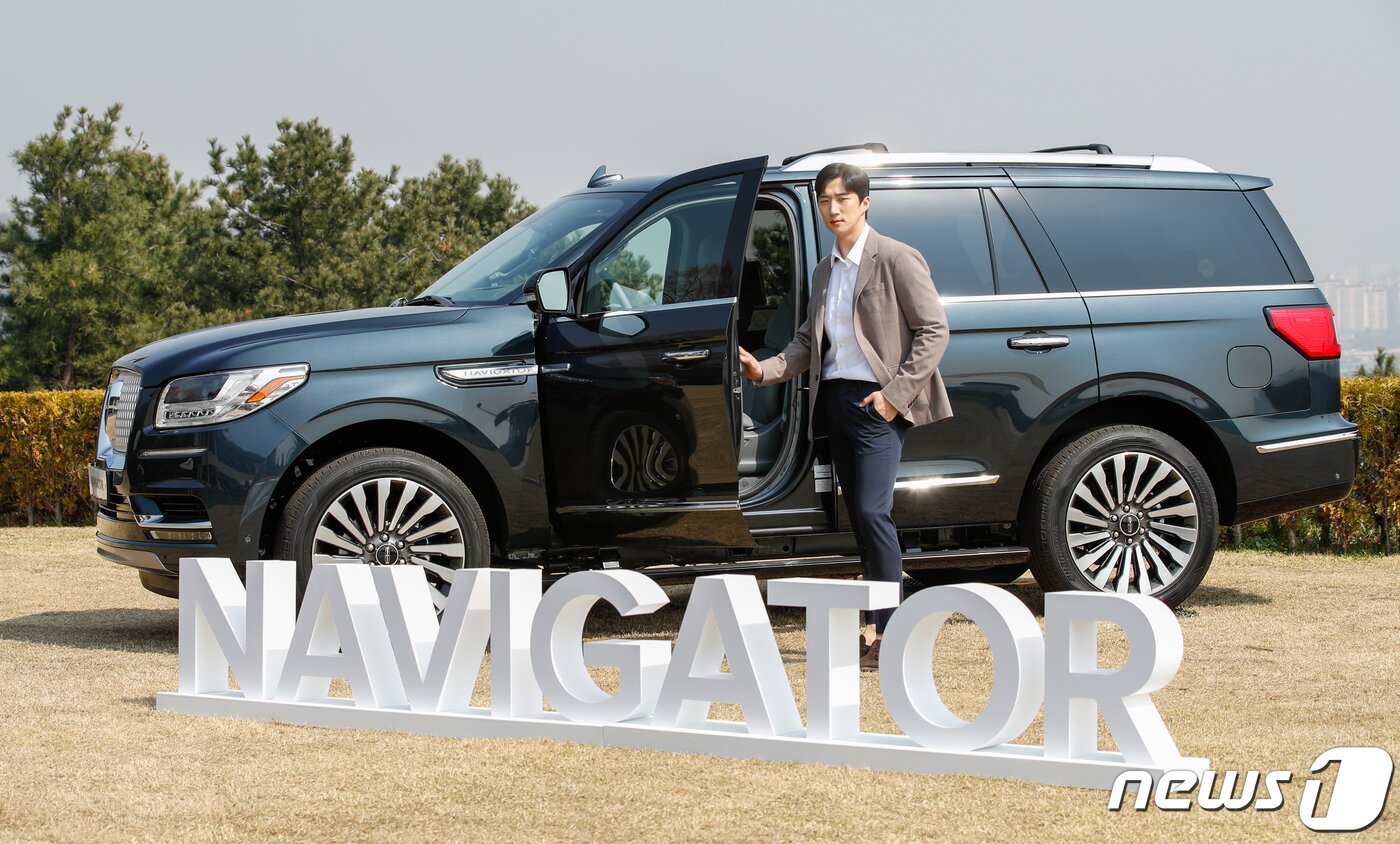 본문 이미지 - 25일 서울 광진구 워커힐 애스톤하우스에서 열린 '풀사이즈 럭셔리 SUV 뉴 링컨 네비게이터(New Lincoln Navigator) 출시 미디어 쇼케이스'에서 모델이 차를 선보이고 있다. 2021.3.25/뉴스1 ⓒ News1 안은나 기자