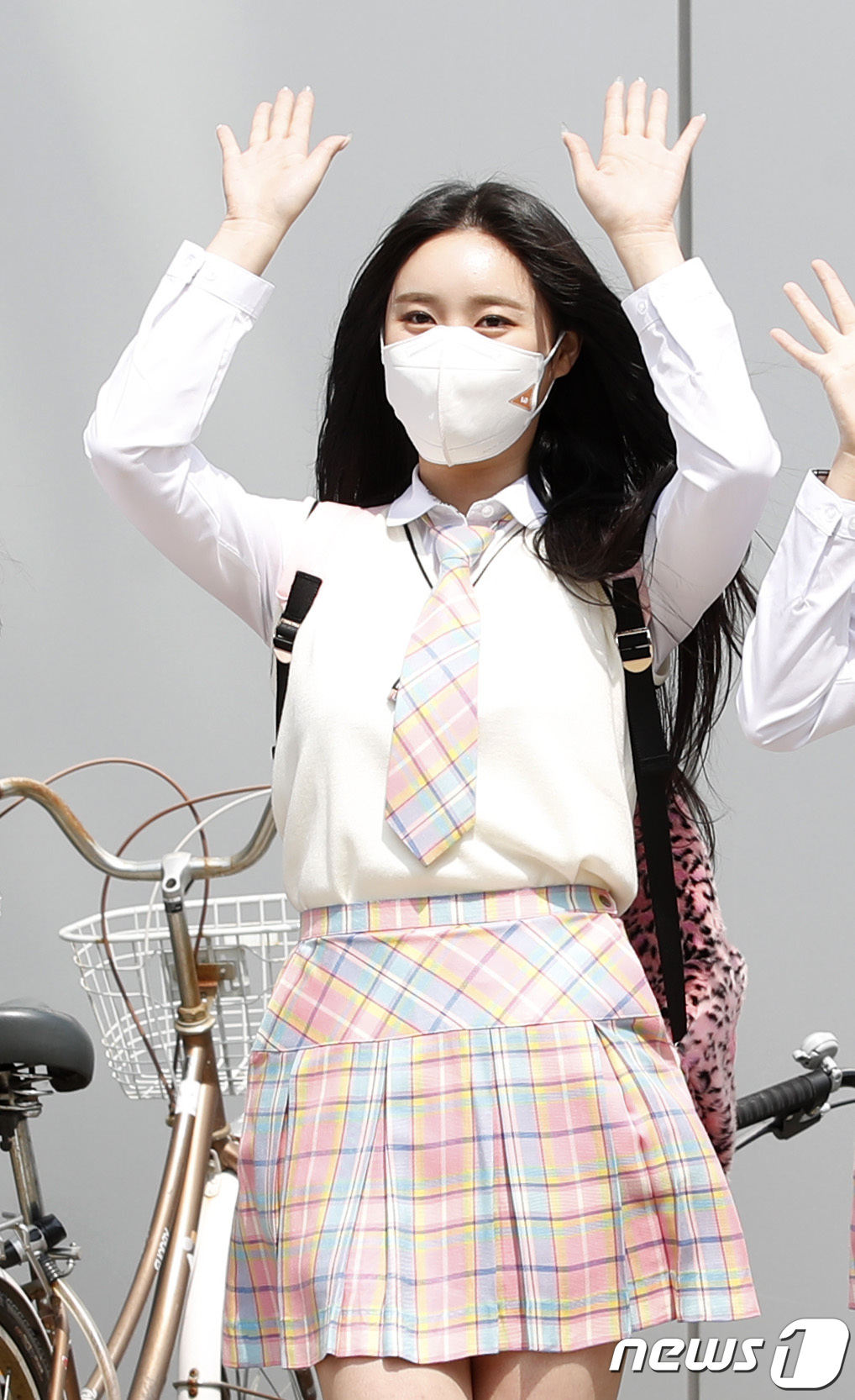 (고양=뉴스1) 권현진 기자 = 브레이브걸스(BraveGirls) 민영이 25일 오후 경기도 고양시 일산 JTBC에서 열린 JTBC 예능프로그램 '아는 형님' 녹화를 위해 출근을 …