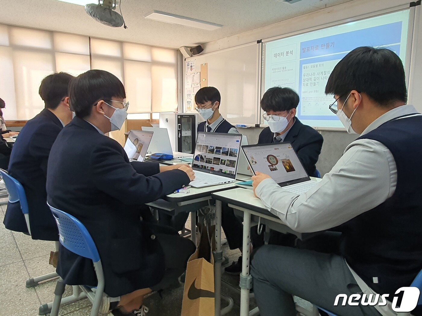 본문 이미지 - 양정고 1학년 8반 학생들이 노트북으로 발표에 필요한 자료를 찾고 있다.2021.3.25/ⓒ 뉴스1 노경민 기자
