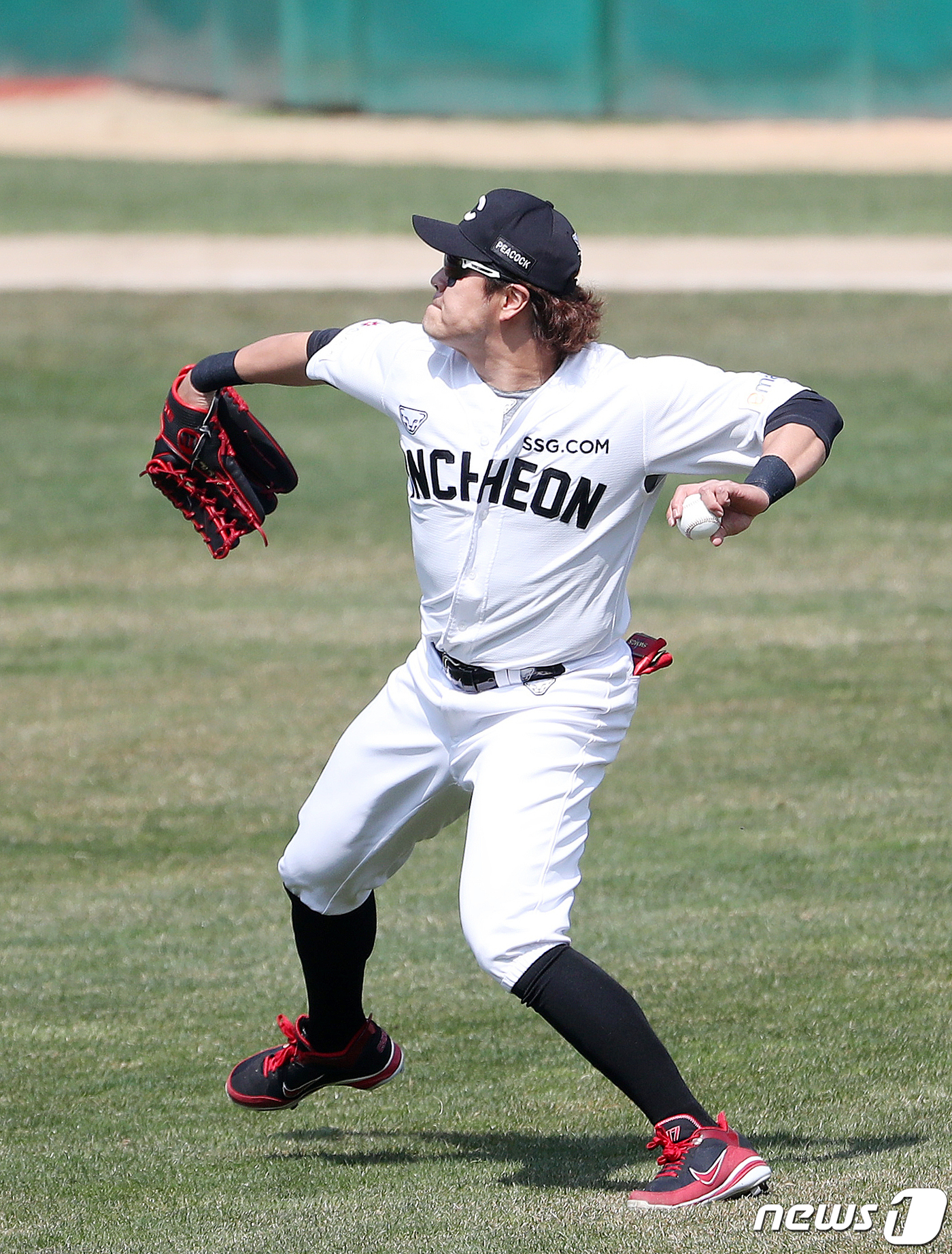 (인천=뉴스1) 김진환 기자 = 25일 오후 인천 SSG랜더스필드에서 열린 2021 KBO리그 시범경기 SSG랜더스와 삼성라이온즈의 경기에서 SSG랜더스 추신수가 1회초 무사 1, …