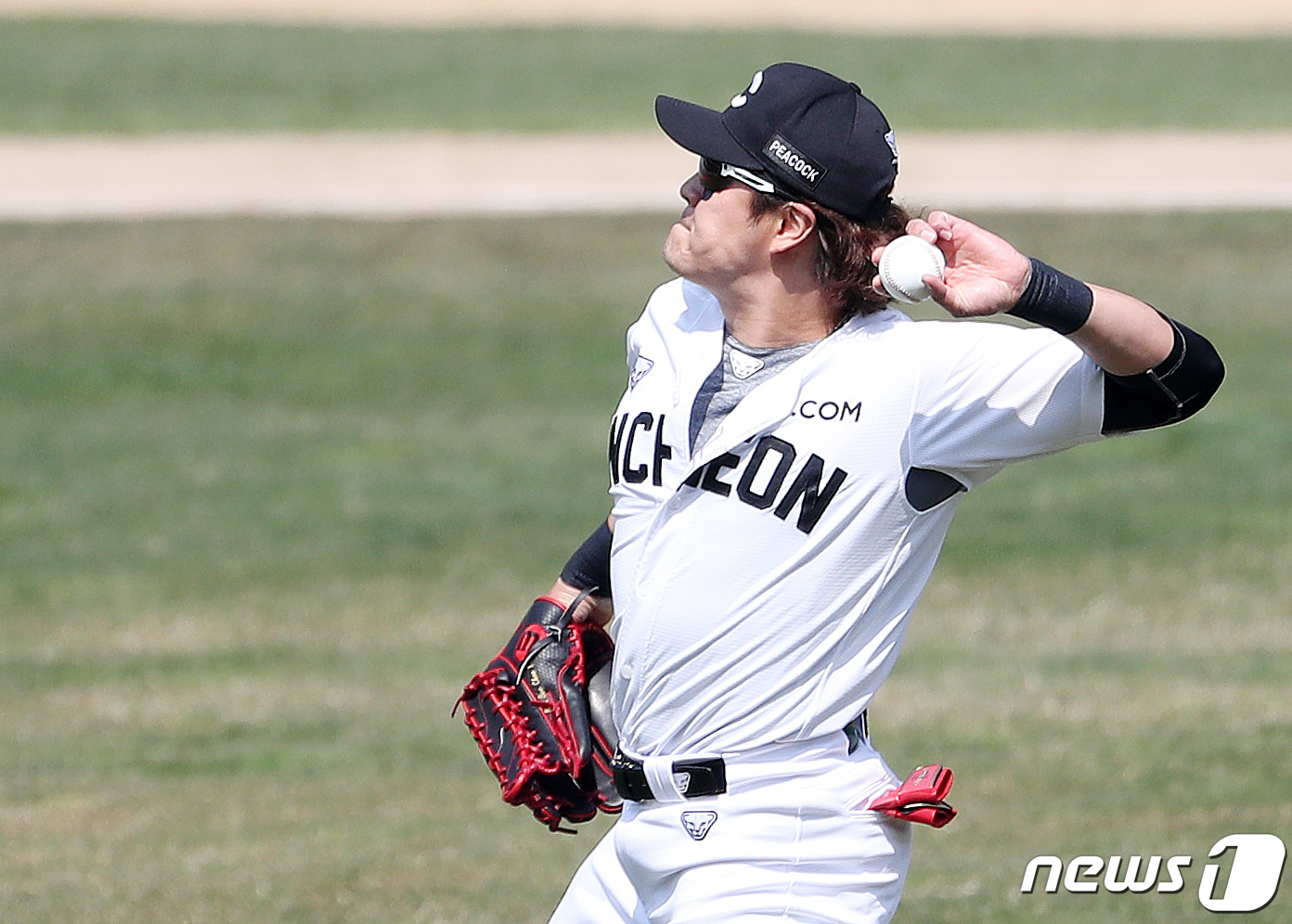 (인천=뉴스1) 김진환 기자 = 25일 오후 인천 SSG랜더스필드에서 열린 2021 KBO리그 시범경기 SSG랜더스와 삼성라이온즈의 경기에서 SSG랜더스 추신수가 1회초 무사 1, …