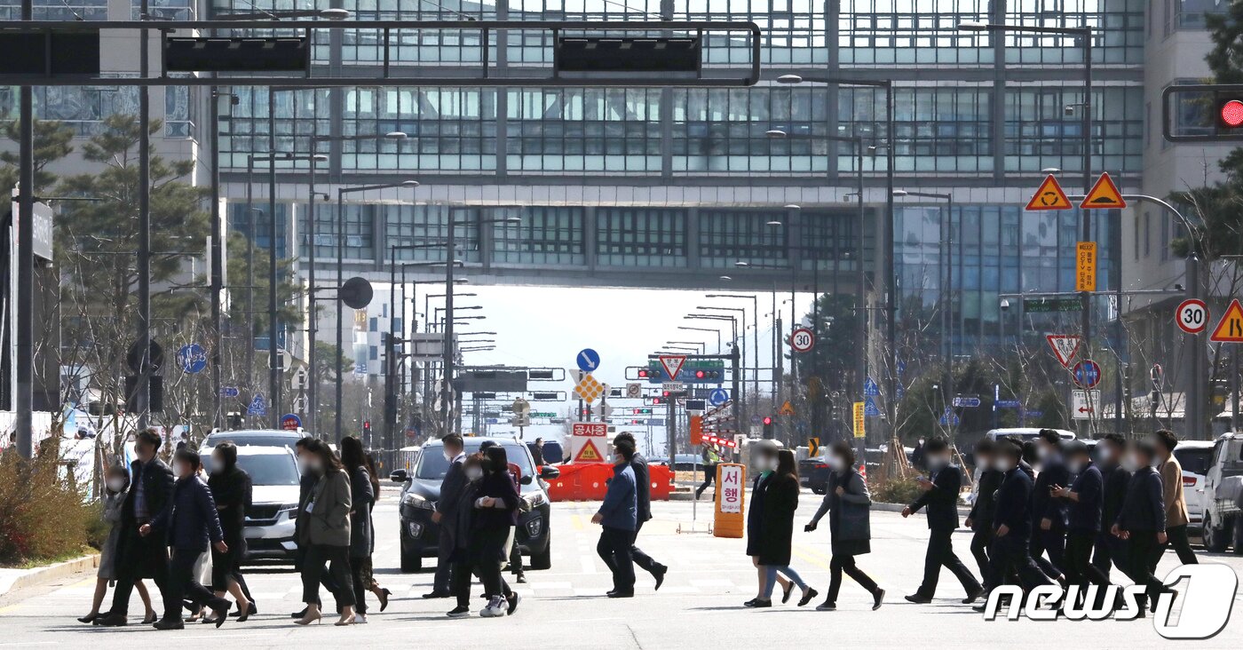 본문 이미지 - 세종시 어진동 정부세종청사에서 점심시간에 맞춰 공무원들이 인근 식당가로 이동하고 있다. 뉴스1 ⓒ News1 장수영 기자