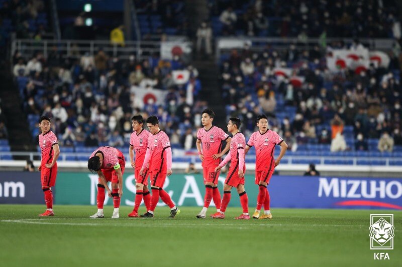 본문 이미지 - 25일 일본 요코하마시 닛산스타디움에서 열린 한일전에서 0-3으로 패한 대한민국 축구대표팀 선수들이 아쉬워하고 있다. (대한축구협회 제공) 2021.3.25/뉴스1
