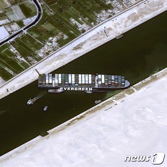 “수에즈 운하에 좌초 된 선박의 선미 및 방향타 움직임…인양 시간을 알 수 없음”