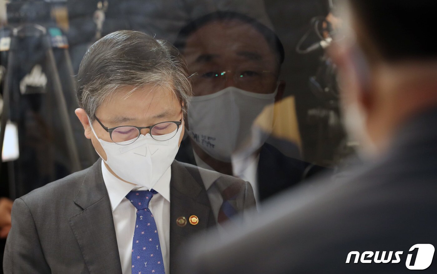 본문 이미지 - 변창흠 국토교통부 장관이 지난 26일 오전 서울 종로구 정부서울청사에서 열린 제18차 부동산시장 점검 관계장관회의에 참석해 홍남기 경제부총리 겸 기획재정부 장관의 발언을 듣고 있다. 2021.3.26/뉴스1 ⓒ News1 구윤성 기자