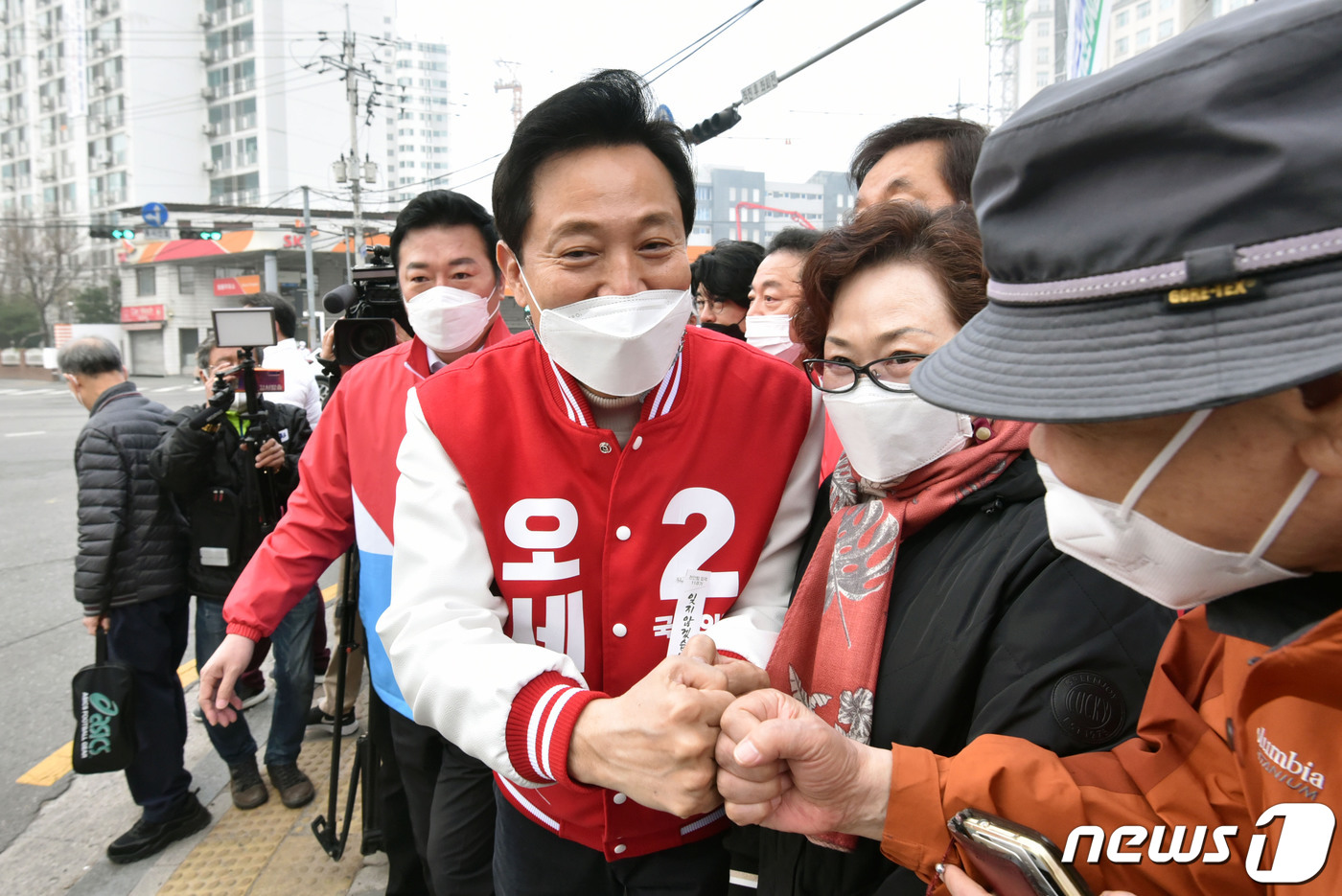 (서울=뉴스1) 성동훈 기자 = 오세훈 국민의힘 서울시장 후보가 26일 오전 서울 강서구 양천로 증미역사거리에서 출근길 시민들과 인사하며 선거유세를 하고 있다. 2021.3.26/ …