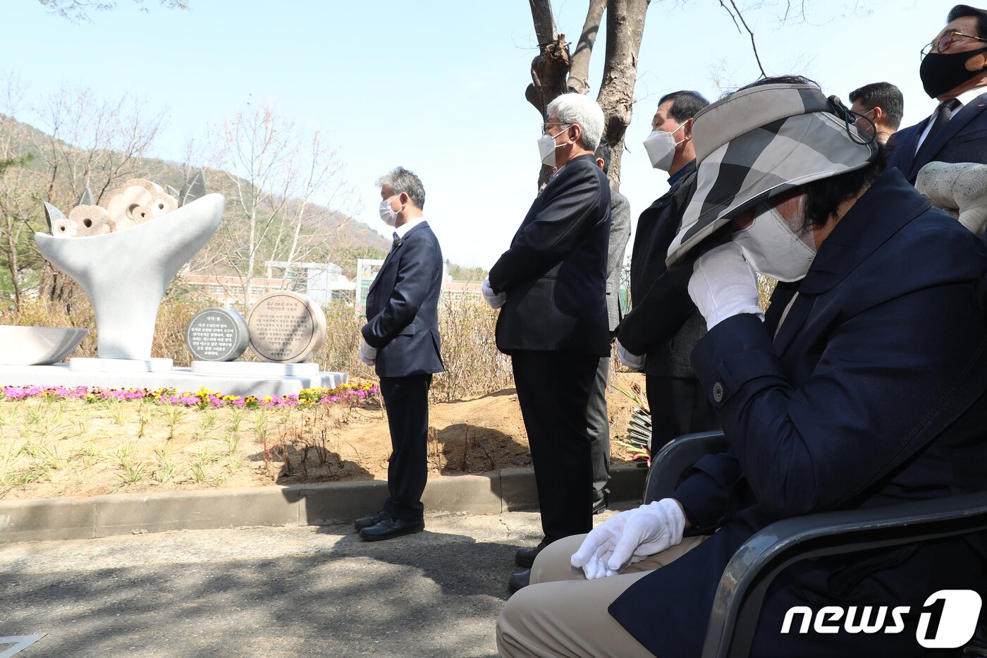 본문 이미지 - 2021년 3월26일 개구리소년 실종사건 30주년을 맞아 대구 달서구 와룡산 선원공원에서 열린 '개구리소년 추모 및 어린이 안전 기원비' 제막식에서 유족들이 오열하고 있다. 2021.3.26/뉴스1 ⓒ News1 공정식 기자