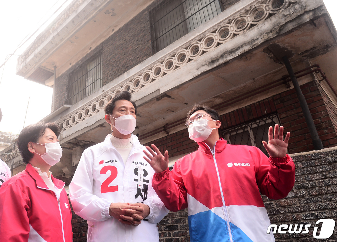 (서울=뉴스1) 국회사진취재단 = 오세훈 국민의힘 서울시장 후보가 26일 오전 서울 구로구 가리봉동 도시재생사업현장을 둘러보고 있다. 2021.3.26/뉴스1