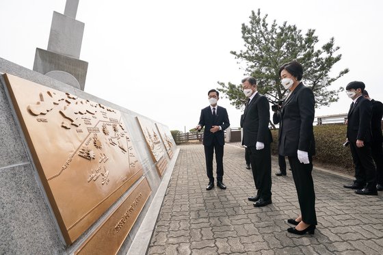본문 이미지 - 문재인 대통령과 김정숙 여사가 26일 오후 경기 평택 해군2함대 사령부에서 열린 제6회 서해수호의날 기념식에 앞서 제2연평해전 전적비에 참배한 후 제1연평해전 승전비 설명을 듣고 있는 모습을 탁현민 의전비서관(뒤)이 지켜보고 있다. ⓒ News1 유승관 기자