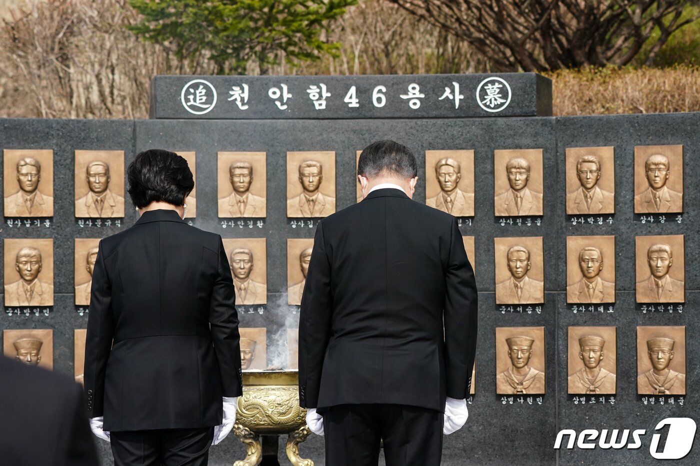본문 이미지 - 문재인 대통령과 김정숙 여사가 26일 오후 경기 평택 해군2함대 사령부에서 열린 제6회 서해수호의날 기념식을 마친 후 천안함 46용사 추모비에 참배하고 있다. 2021.3.26/뉴스1 ⓒ News1 유승관 기자