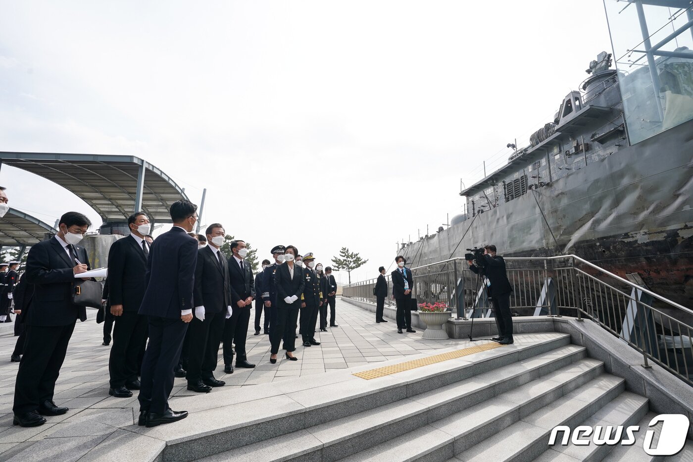본문 이미지 - 문재인 대통령과 김정숙 여사가 26일 오후 경기 평택 해군2함대 사령부에서 열린 제6회 서해수호의날 기념식을 마친 후 천안함 선체를 둘러보며 천안함 피격사건에 대한 설명을 경청하고 있다. 2021.3.26/뉴스1 ⓒ News1 유승관 기자