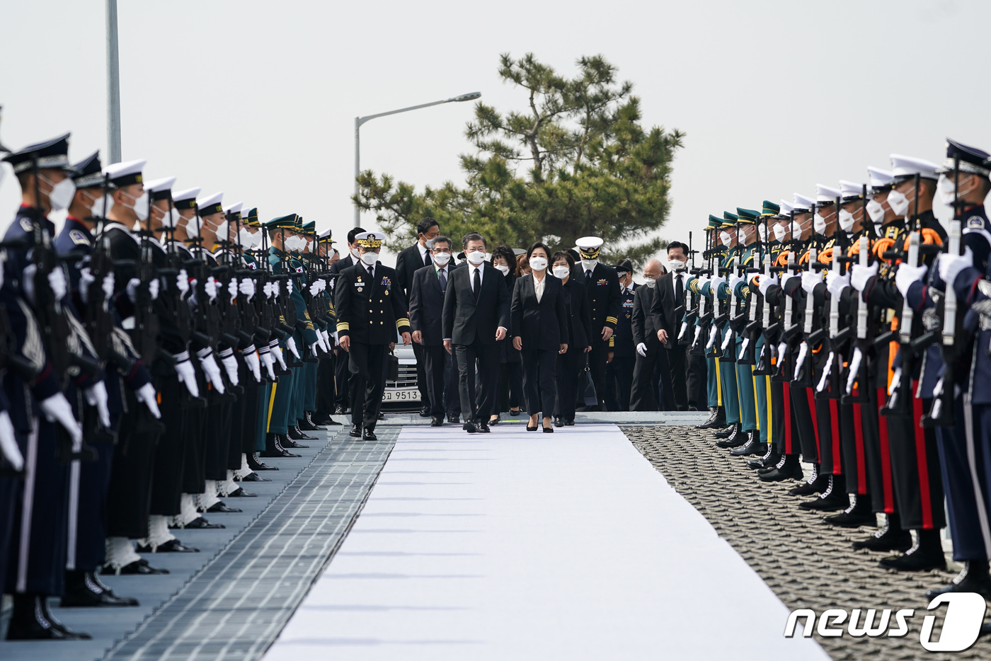 (서울=뉴스1) 유승관 기자 = 문재인 대통령과 김정숙 여사가 26일 오후 경기 평택 해군2함대 사령부 천자봉함·노적봉함에서 열린 제6회 서해수호의날 기념식에 참석하고 있다. 20 …
