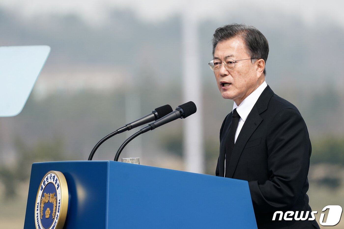 본문 이미지 - 문재인 대통령이 지는 3월26일 경기도 평택 소재 해군 제2함대 사령부에서 열린 제6회 서해수호의날 기념식에 참석, 기념사를 하고 있다. 2021.3.26/뉴스1 ⓒ News1 유승관 기자
