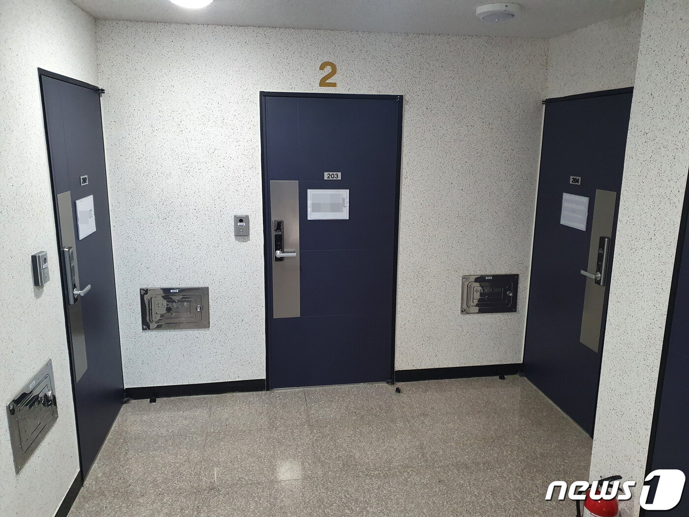 본문 이미지 - 서울 성북구 도전숙 12호, 문에 회사명이 붙어있다./뉴스1 ⓒ News1 최현만 기자