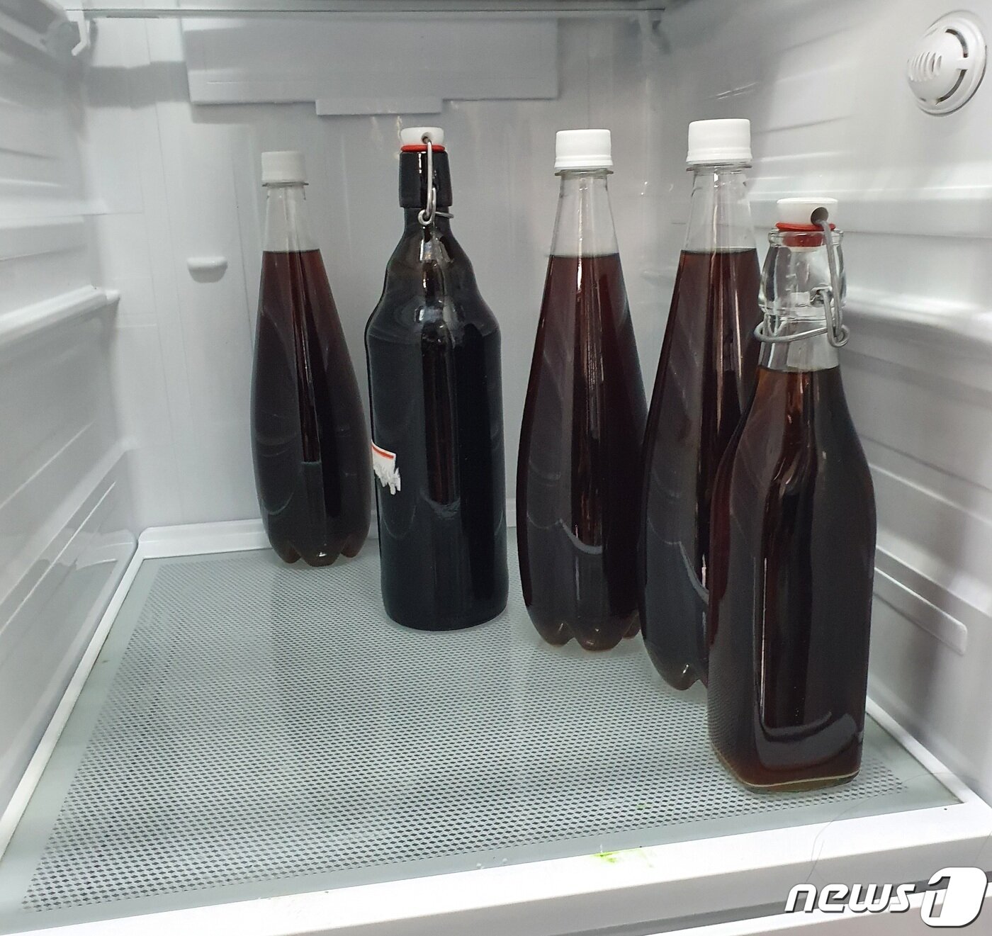 본문 이미지 - 서울 중구 만리동 예술인 주택의 맥주 소모임에서 직접 만든 맥주./뉴스1 ⓒ News1 최현만 기자