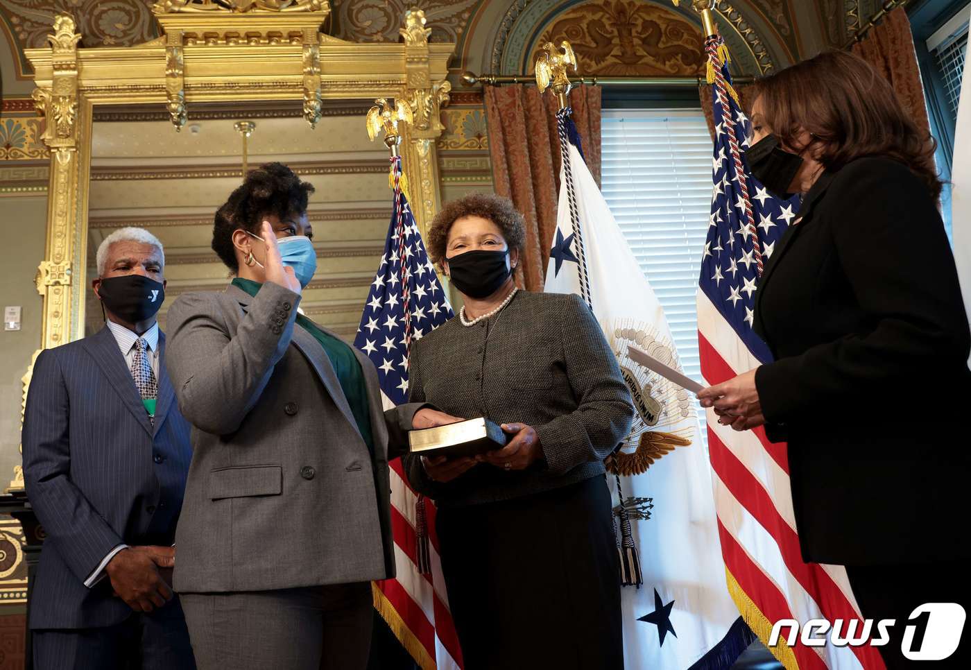 (워싱턴 AFP=뉴스1) 우동명 기자 = 사란다 영 백악관 예산관리국(OMB) 부국장이 26일 (현지시간) 워싱턴 백악관에서 어머니가 든 성경에 손을 얹고 카멀라 해리스 부통령 앞 …