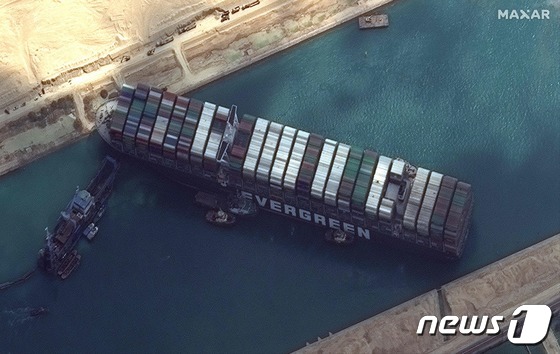WSJ “수에즈 운하 선박의 장기간 철거, 불가피한 글로벌 물류 중단”