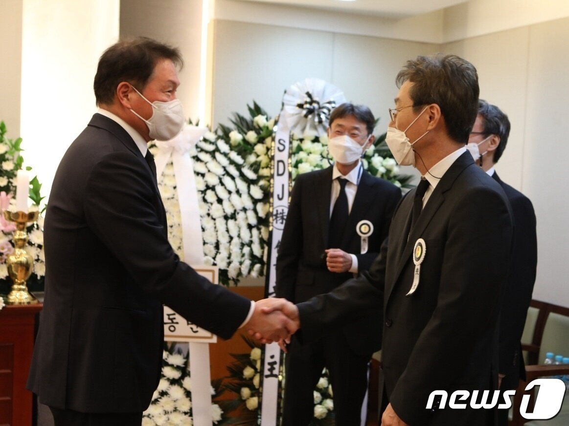 본문 이미지 - 최태원 SK 회장(대한상공회의소 회장)이 27일 오후 고(故) 신춘호 농심 회장의 빈소가 마련된 서울 종로구 연건동 서울대병원 장례식장에서 조문한 뒤 삼남 신동익 메가마트 부회장과 인사를 나누고 있다. (농심 제공) 2021.3.27/뉴스1 ⓒ News1 