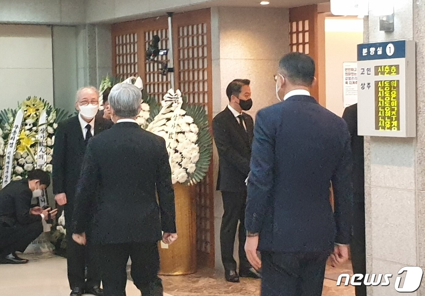 본문 이미지 - 박준 농심 부회장(왼쪽)인 28일 고(故) 신춘호 농심 회장의 빈소가 마련된 서울 종로구 서울대학병원 장례식장에서 직접 조문객을 맞고 있다. ⓒ 뉴스1