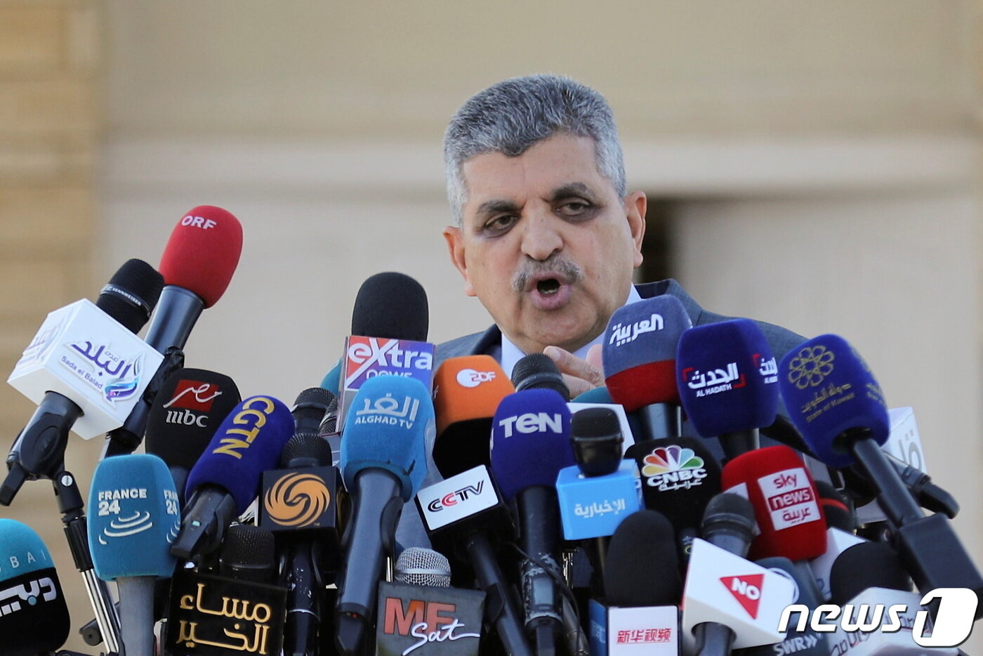 본문 이미지 - 오사마 라비 수에즈 운하 관리청장이 기자회견을 하고 있다. ⓒ 로이터=뉴스1 ⓒ News1 박형기 기자