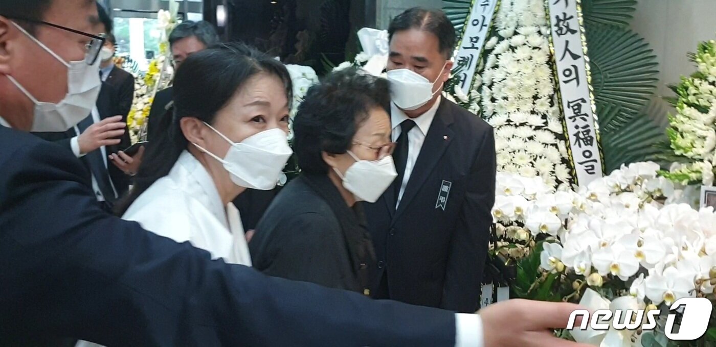 본문 이미지 - 신춘호 회장의 부인 김낙양 여사(오른쪽)와 맏며느리 신동원 부회장의 부인 민선영 여사(왼쪽)가 빈소로 들어서고 있다. ⓒ 뉴스1