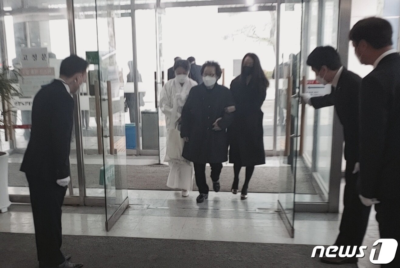 본문 이미지 - 신춘호 회장의 부인(가운데)과 맏며느리 신동원 부회장 부인(왼쪽)이, 손녀(오른쪽) 빈소로 들어서고 있다. ⓒ 뉴스1 강성규 기자