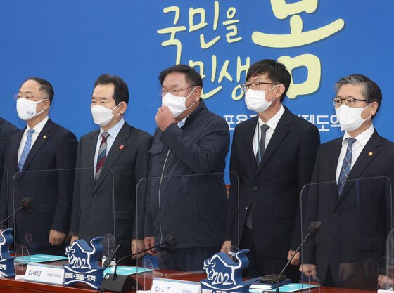 본문 이미지 - 정세균 국무총리와 김태년 더불어민주당 대표 직무대행이 28일 오후 서울 여의도 국회에서 열린 제4차 고위당정협의회에서 기념촬영을 하고 있다. 당정은 회의에서 공직자 재산 등록 확대 등 불법행위 차단 대책과 함께 한국토지주택공사(LH) 조직 개편 등 혁신 방안 등을 논의한다. 왼쪽부터 홍남기 경제부총리 겸 기획재정부 장관, 정 총리, 김 직무대행, 김상조 청와대 정책실장, 변창흠 국토교통부 장관. 2021.3.28/뉴스1 ⓒ News1 신웅수 기자