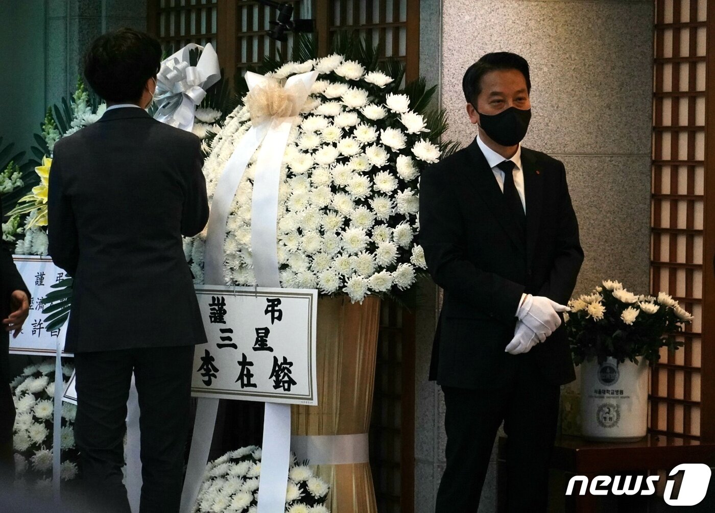 본문 이미지 - 28일 농심 창업주 율촌(栗村) 신춘호 회장의 빈소에 국정농단 재판의 결과로 구속 상태인 이재용 삼성전자 부회장의 조화가 들어 서 있다. 2021.3.28/뉴스1 ⓒ News1 황덕현 기자