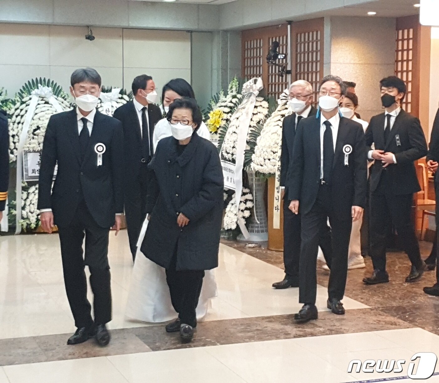본문 이미지 - 신동원 농심 부회장(왼쪽)과 신춘호 회장의 부인 김낙양 여사 등 가족이 입관식을 위해 이동하고 있다. ⓒ 뉴스1 이비슬 기자