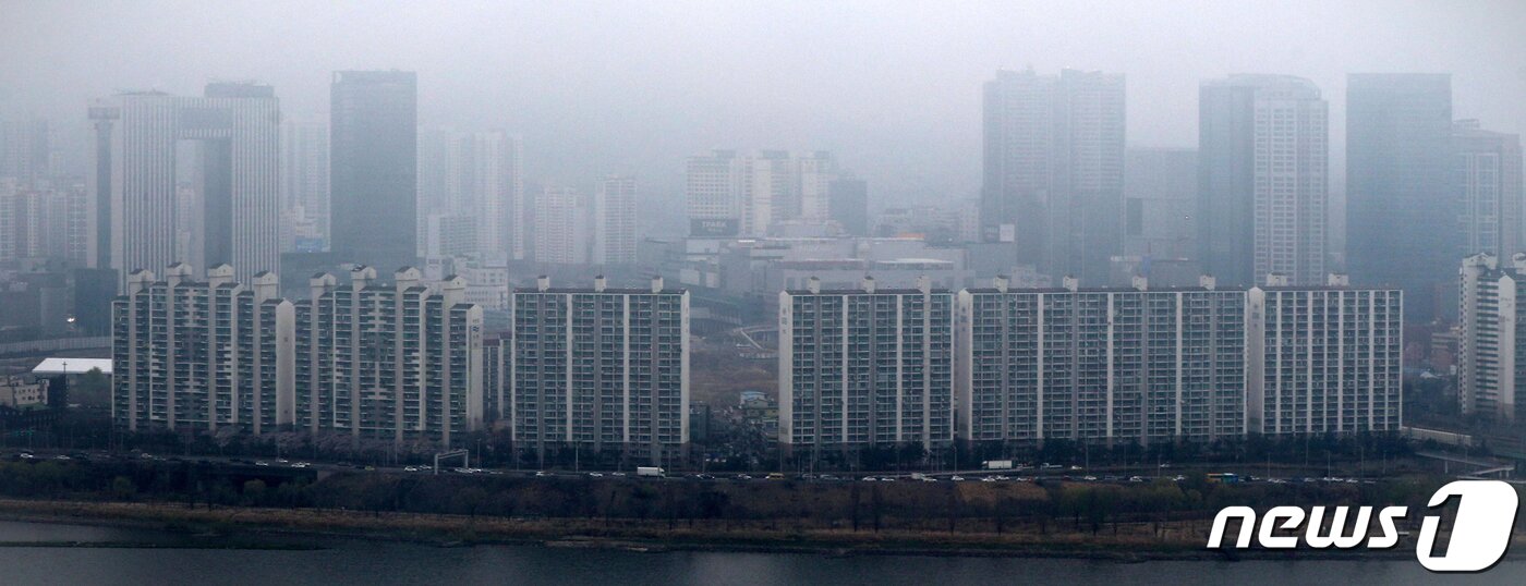 본문 이미지 - 더불어민주당과 정부, 청와대가 28일 오후 국회에서 한국토지주택공사(LH) 사태 관련 투기 근절 및 재발방지 방안을 논의 했다. 당정청은 28일 오후 국회에서 고의급 협의회를 열고 공직사회의 부동산 투기 근절을 위해 공직자의 부동산범죄 부당이익에 대해 소급입법을 통해 몰수하기로 했다. 또한 공직자 재산등록을 모든 공직자로 확대하기로 했다. 28일 서울 영등포구 여의도 63아트에서 바라본 서울 도심 아파트 단지가 짙은 안갯속에 묻혀있다. 2021.3.28/뉴스1 ⓒ News1 민경석 기자