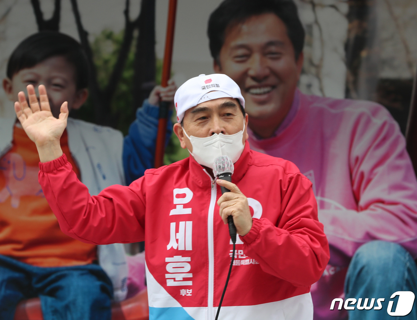 (서울=뉴스1) 신웅수 기자 = 태영호 국민의힘 의원이 28일 오후 서울 강남구 코엑스 광장에서 열린 오세훈 국민의힘 서울시장 후보 집중유세에서 유권자들에게 오 후보의 지지를 부탁 …