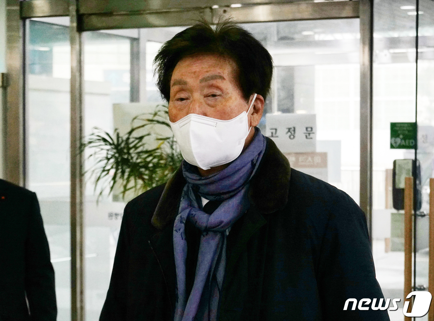 (서울=뉴스1) 황덕현 기자 = 신준호 푸르밀 회장이 28일 오후 신춘호 농심 회장 빈소가 차려진 서울 종로구 연건동 서울대병원 장례식장에 들어서고 있다. 2021.3.28/뉴스1 …