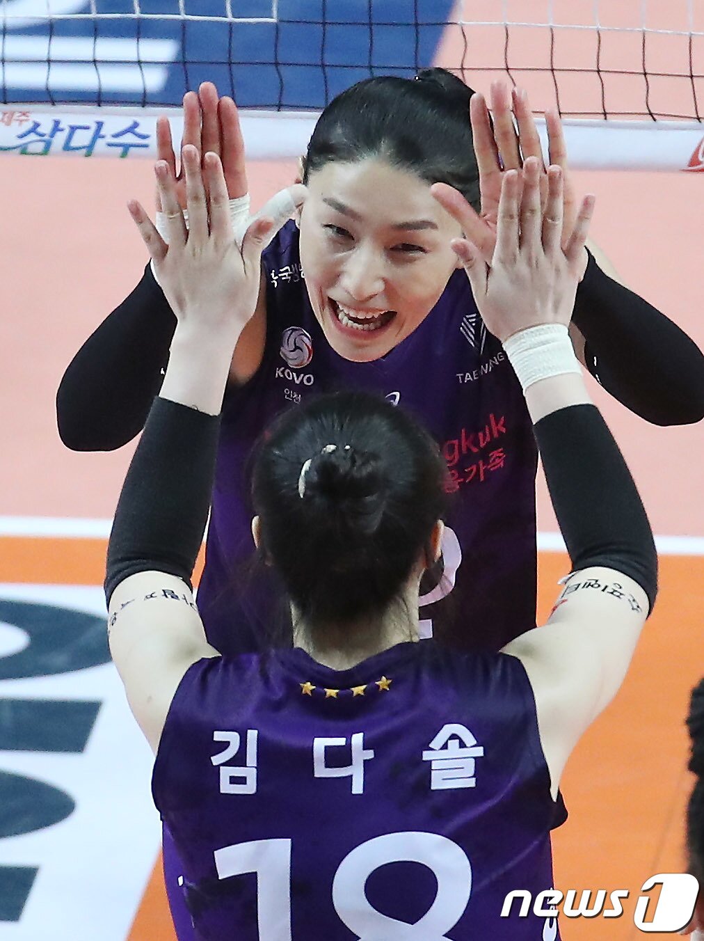 본문 이미지 - 28일 오후 서울 중구 장충체육관에서 열린 프로배구 여자부 2020-2021 도드람 V-리그 챔피언결정전 2차전 GS칼텍스와 흥국생명의 경기에서 흥국생명 김연경이 김다솔과 하이파이브를 나누고 있다.  2021.3.28/뉴스1 ⓒ News1 박정호 기자