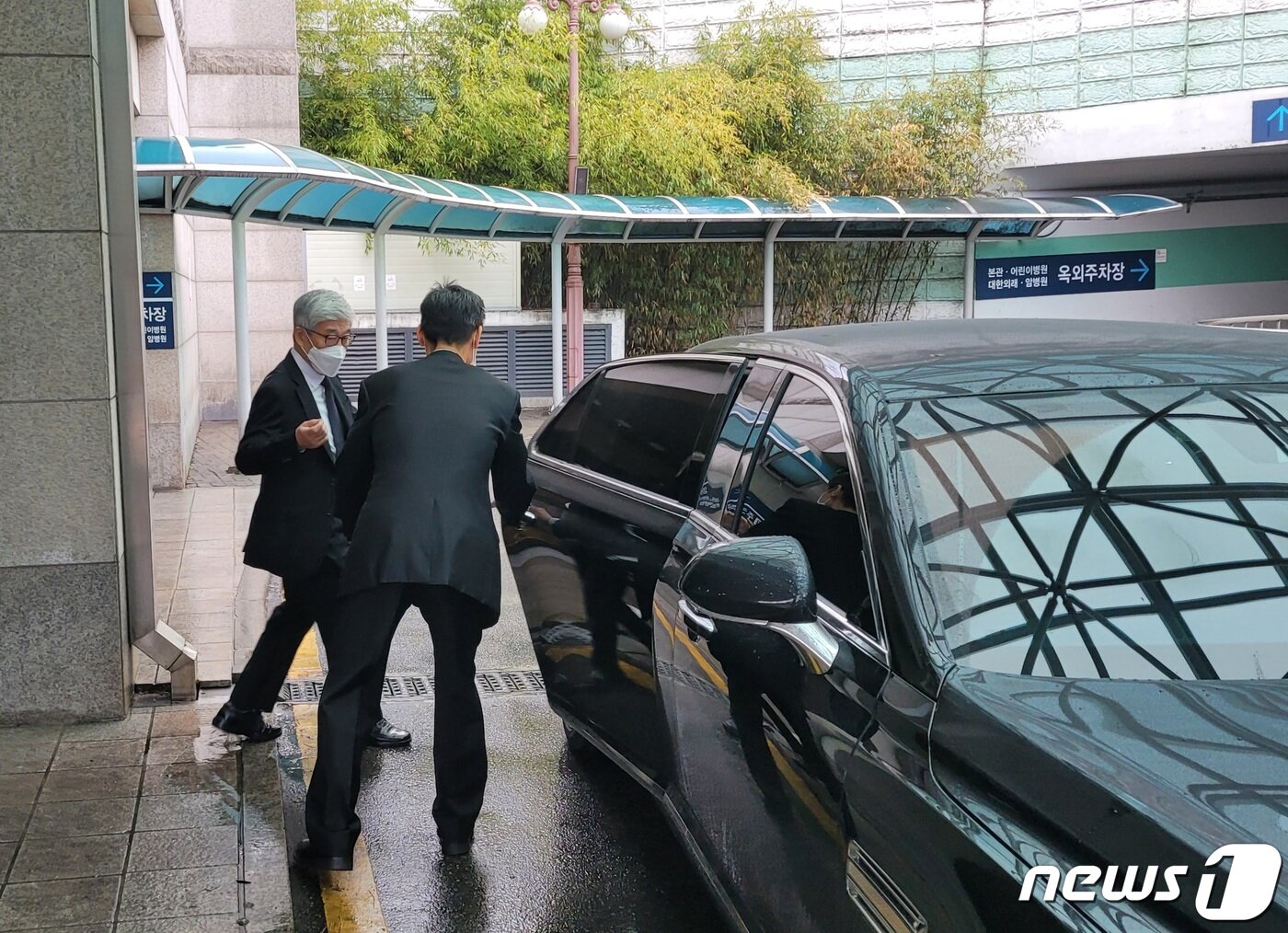 본문 이미지 - 송용덕 롯데지주 대표이사가 신춘호 농심 회장의 빈소를 방문한 뒤 차량에 탑승하고 있다.ⓒ 뉴스1 / 이주현기자