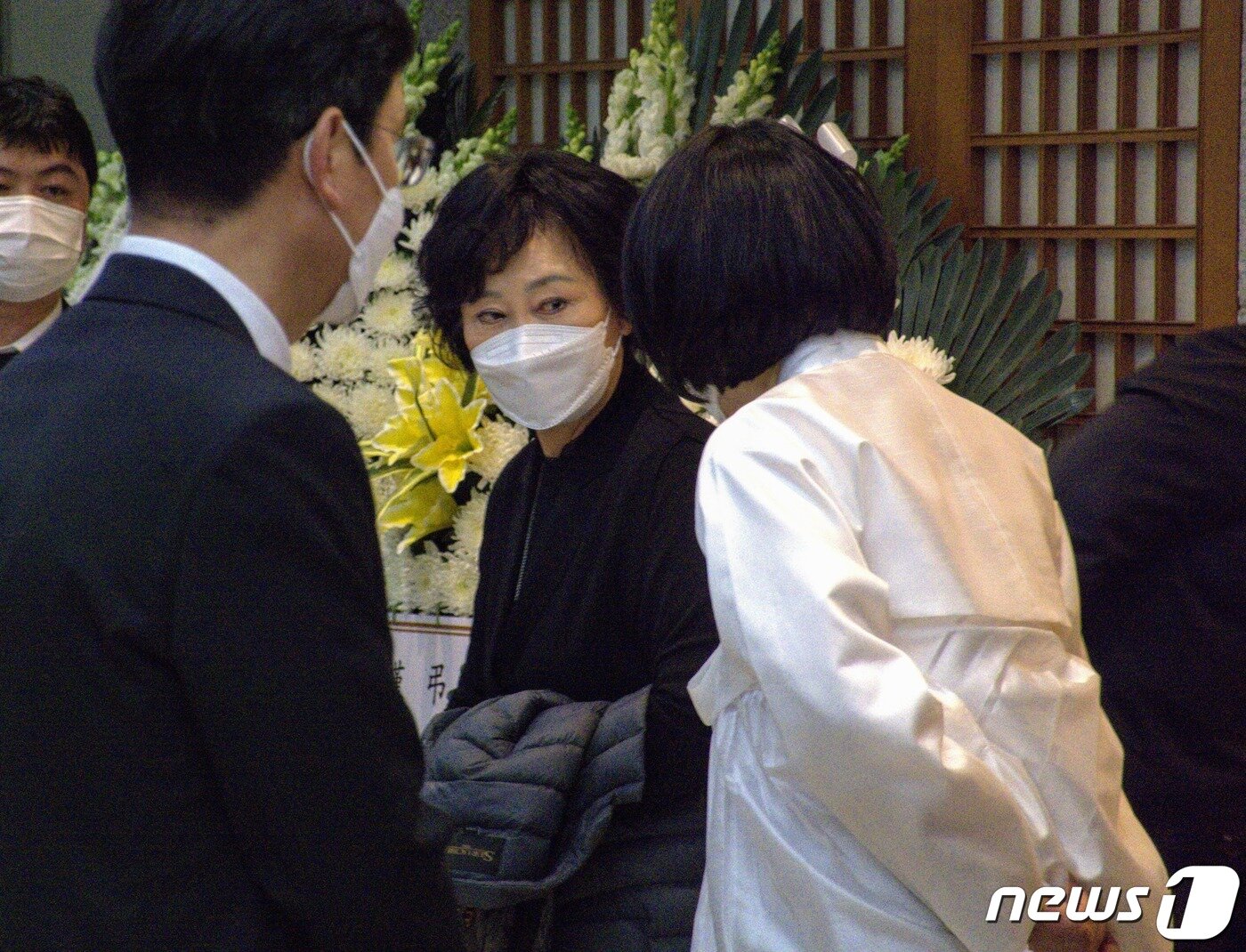 본문 이미지 - 신영자 전 롯데복지재단 이사장이 28일 고(故) 신춘호 농심 회장 조문 했다. ⓒ 뉴스1 황덕현 기자