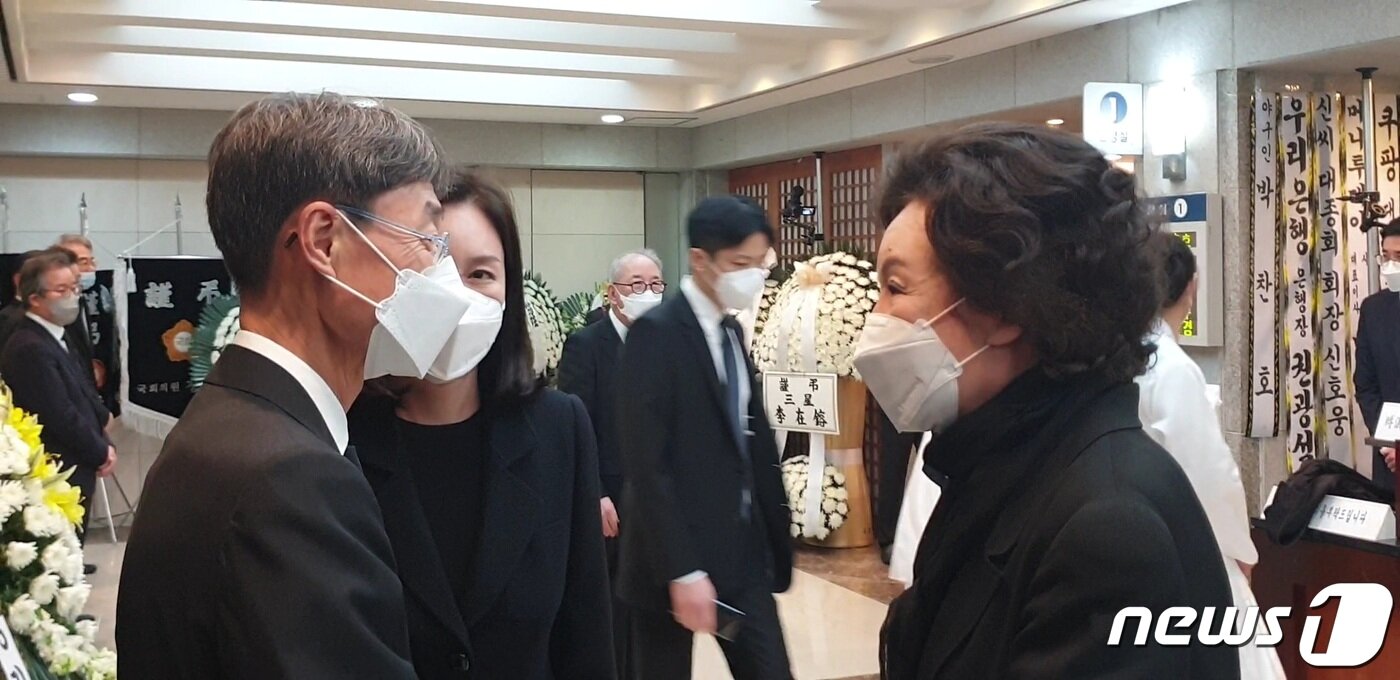 본문 이미지 - 한진해운 회장을 지낸 최은영 유수홀딩스 회장의 모친인 신정숙 여사가 고 신춘호 농심 회장 빈소를 조문 후 상주 신동원 농심 부회장을 위로하고 있다. ⓒ 뉴스1 이비슬 기자