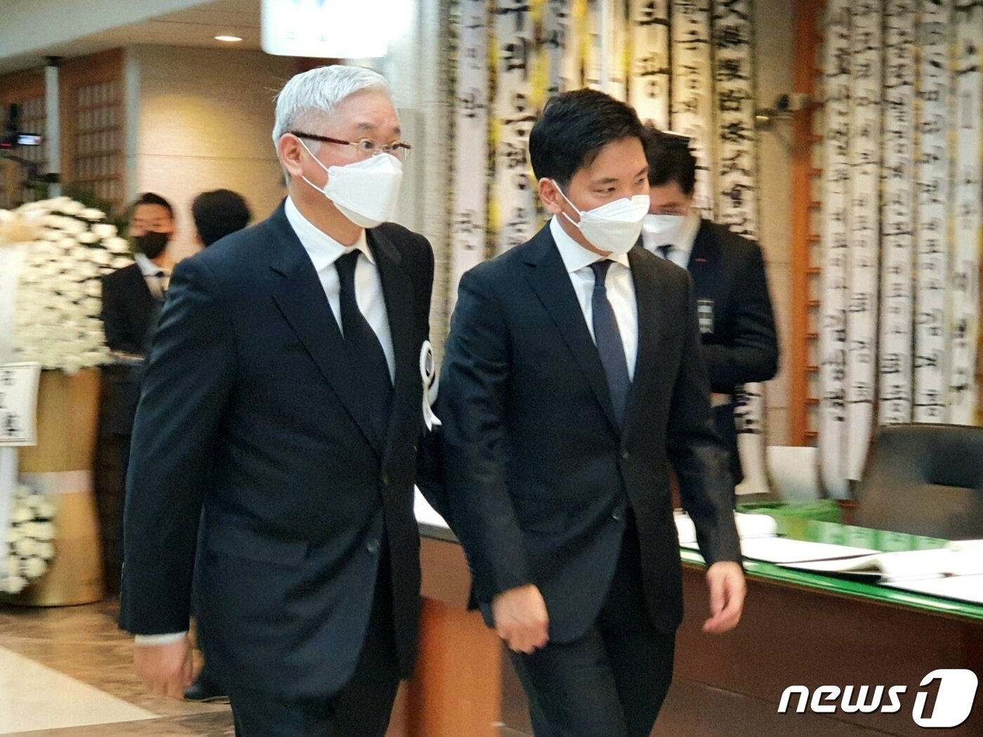 본문 이미지 - 박세창 금호산업 사장이 28일 오후 농심 창업주 율촌(栗村) 신춘호 회장의 빈소가 마련된 서울대병원 장례식장을 조문한 뒤 서경배 아모레퍼시픽그룹 회장의 배웅을 받으며 빈소를 나서고 있다. 2021.3.28/뉴스1 황덕현 기자